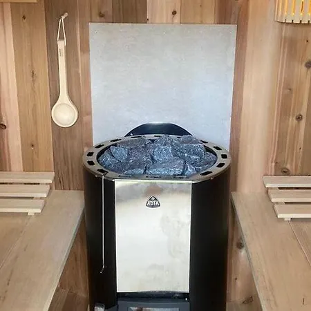 Attractive With Sauna And Hot Tub Holiday home *